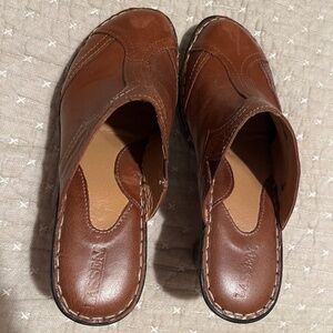 Lassen Brown Clogs Size 9.5
